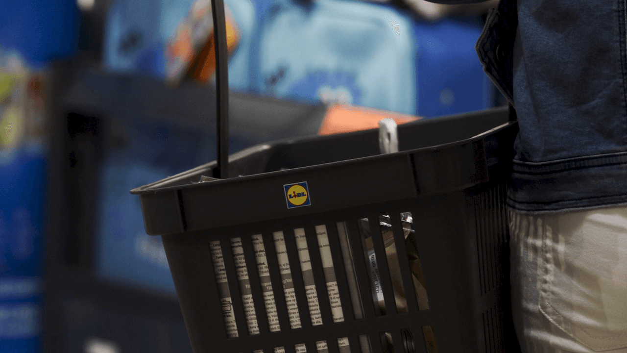 Ein Kunde trägt im Geschäft der Lidl-Handelskette in Kamppi Lebensmittel in einem Einkaufskorb. Das Bild entstand am 31. Juli 2020.