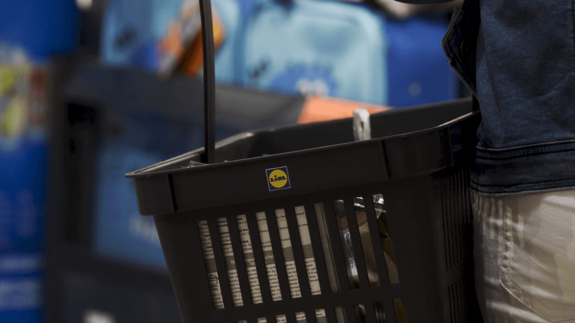 Ein Kunde trägt im Geschäft der Lidl-Handelskette in Kamppi Lebensmittel in einem Einkaufskorb. Das Bild entstand am 31. Juli 2020.