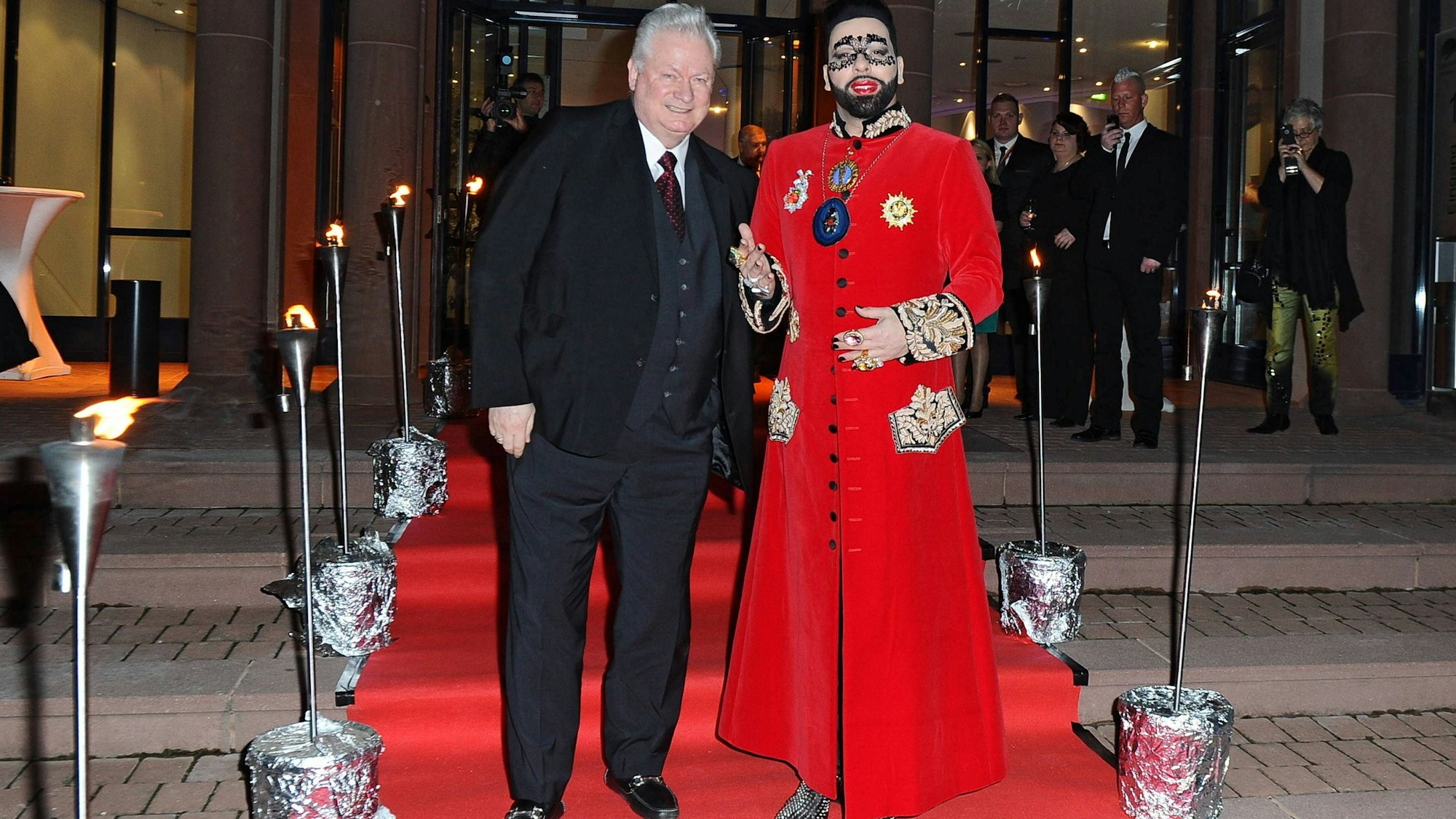 Designer Harald Glööckler neben seinem Ehemann Dieter Schroth, anlässlich der exklusiven Ritterschlag-Zeremonie des Frankenthaler Karnevalsverein 1820 in Frankenthal.