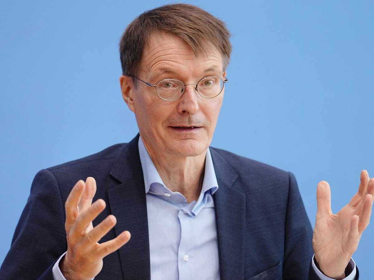 Karl Lauterbach (hier am 22.12.2022 in Berlin) sieht weitere Maßnahmen für unumgänglich.