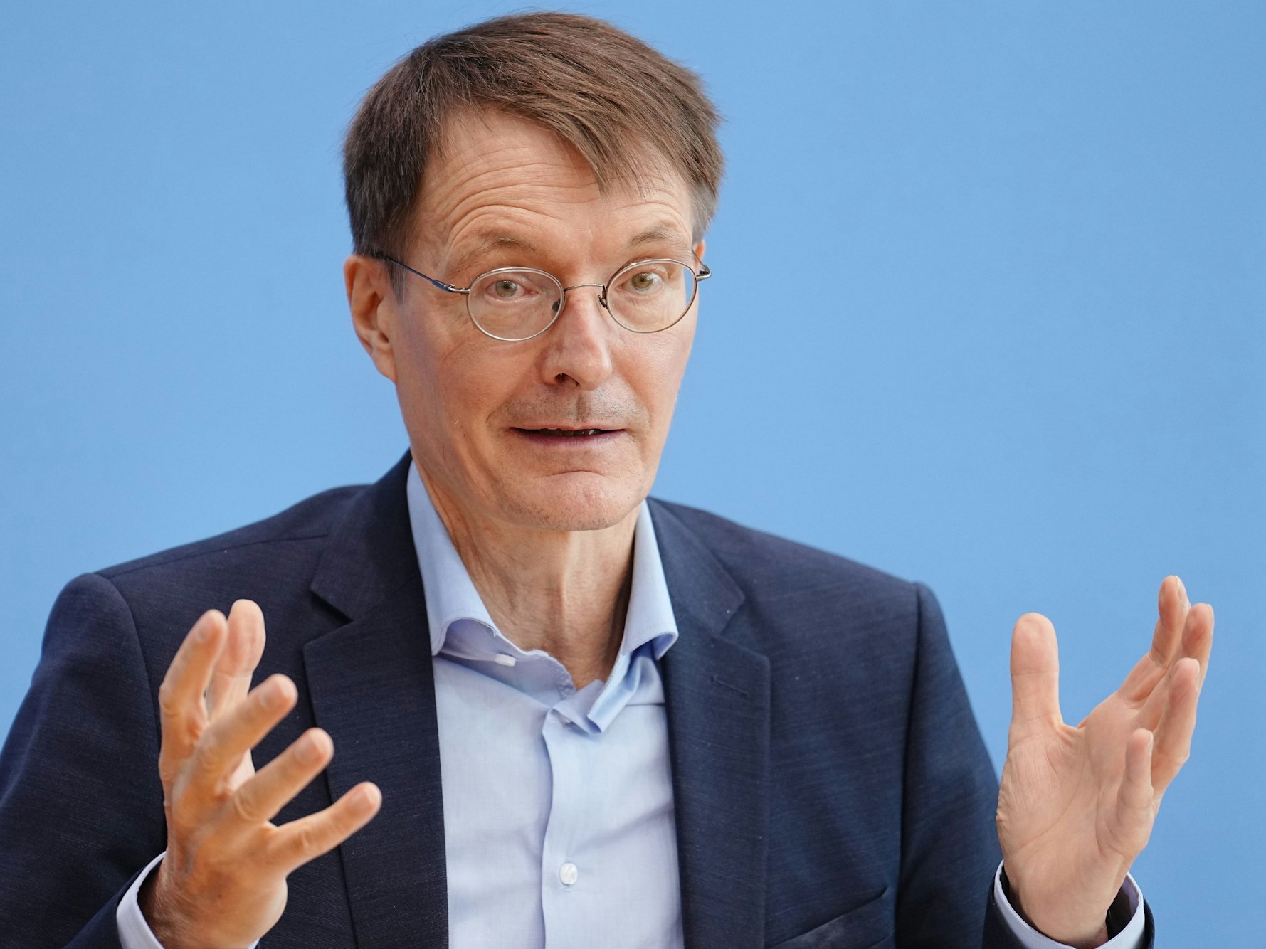 Karl Lauterbach (hier am 22.12.2022 in Berlin) sieht weitere Maßnahmen für unumgänglich.