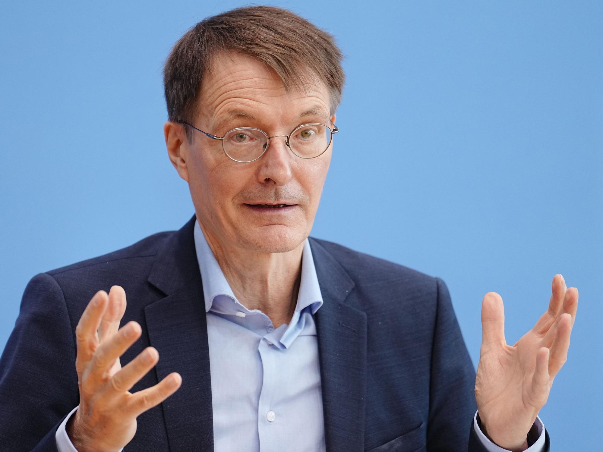 Karl Lauterbach (hier am 22.12.2022 in Berlin) sieht weitere Maßnahmen für unumgänglich.
