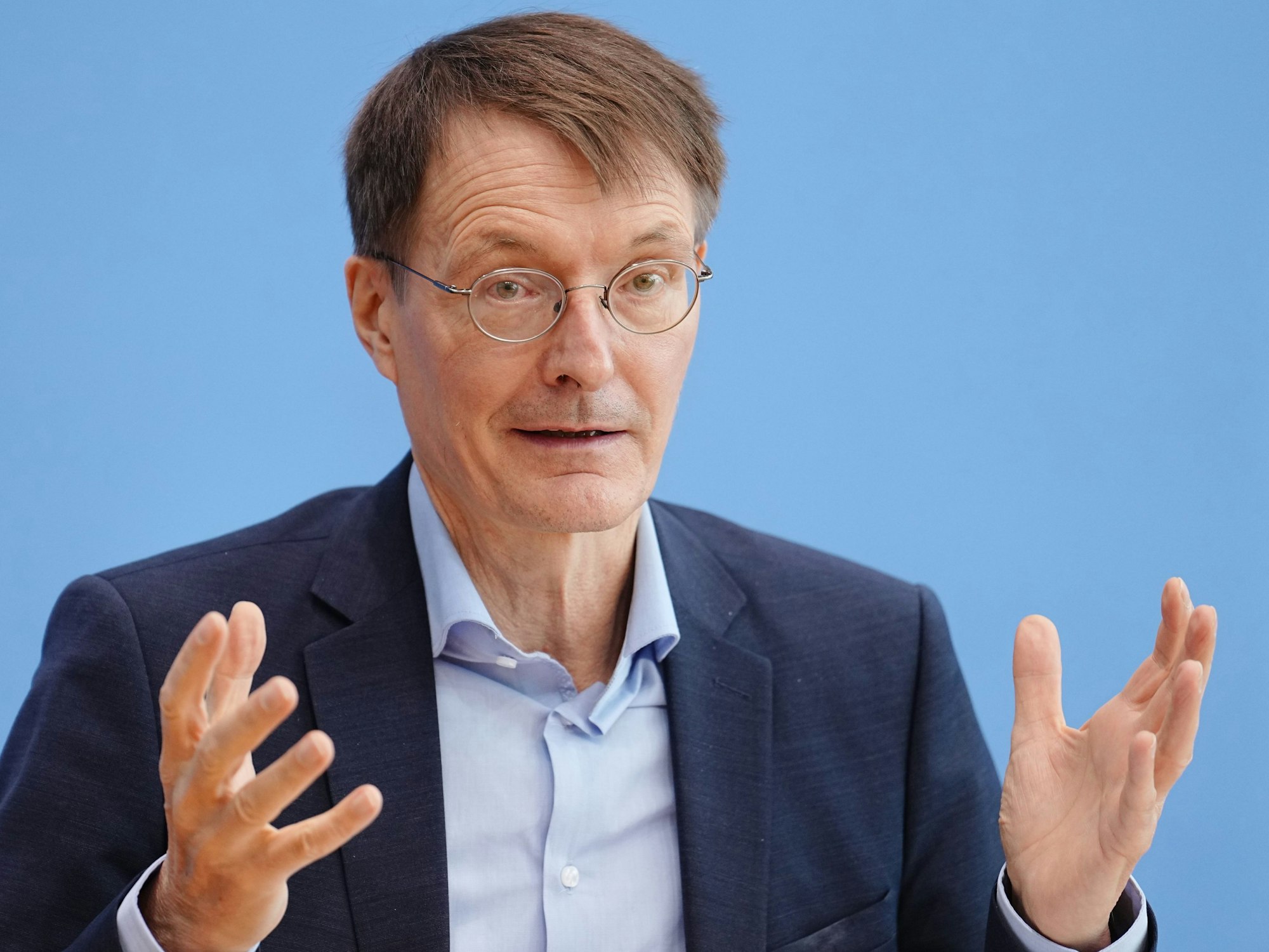 Karl Lauterbach (hier am 22.12.2022 in Berlin) sieht weitere Maßnahmen für unumgänglich.