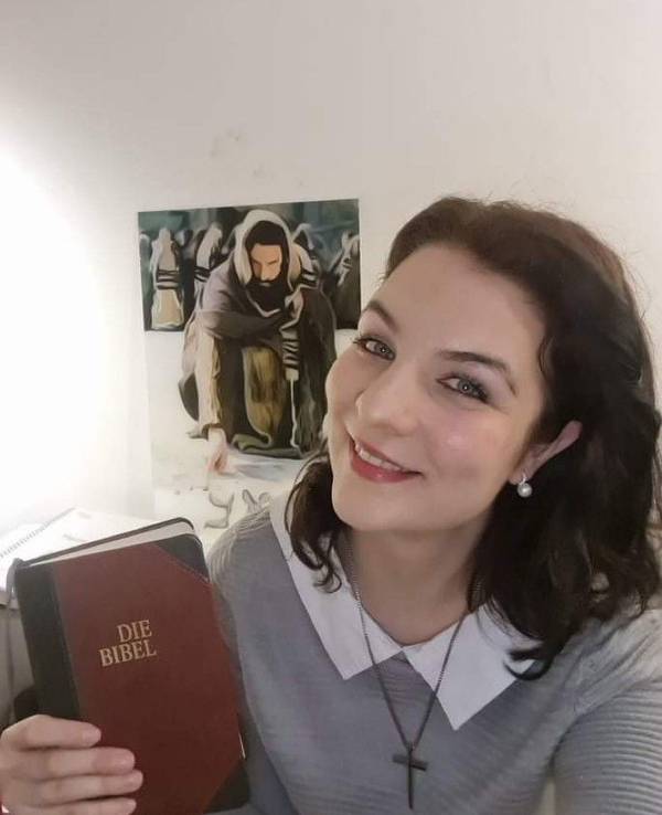 Die Kölnerin engagiert sich online für den Glauben an Jesus Christus.