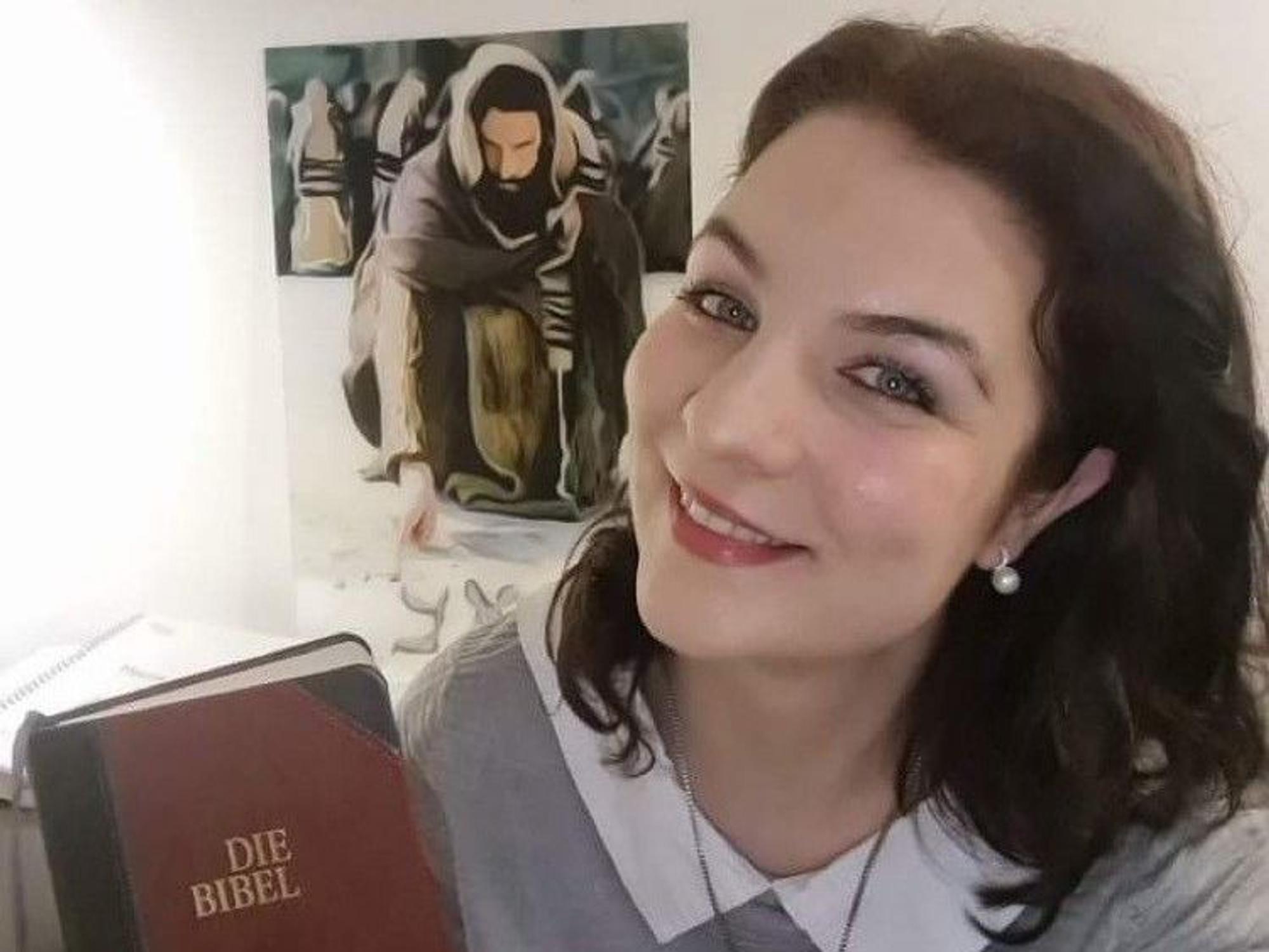 Die Kölnerin engagiert sich online für den Glauben an Jesus Christus.
