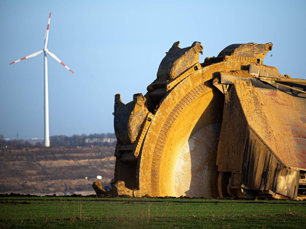 Ein Schaufelradbagger arbeitet im Braunkohletagebau Garzweiler.