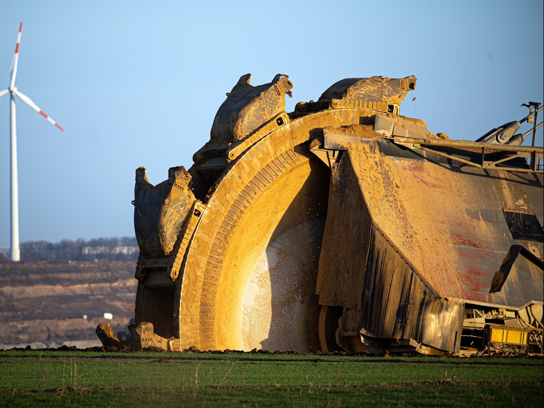 Ein Schaufelradbagger arbeitet im Braunkohletagebau Garzweiler.