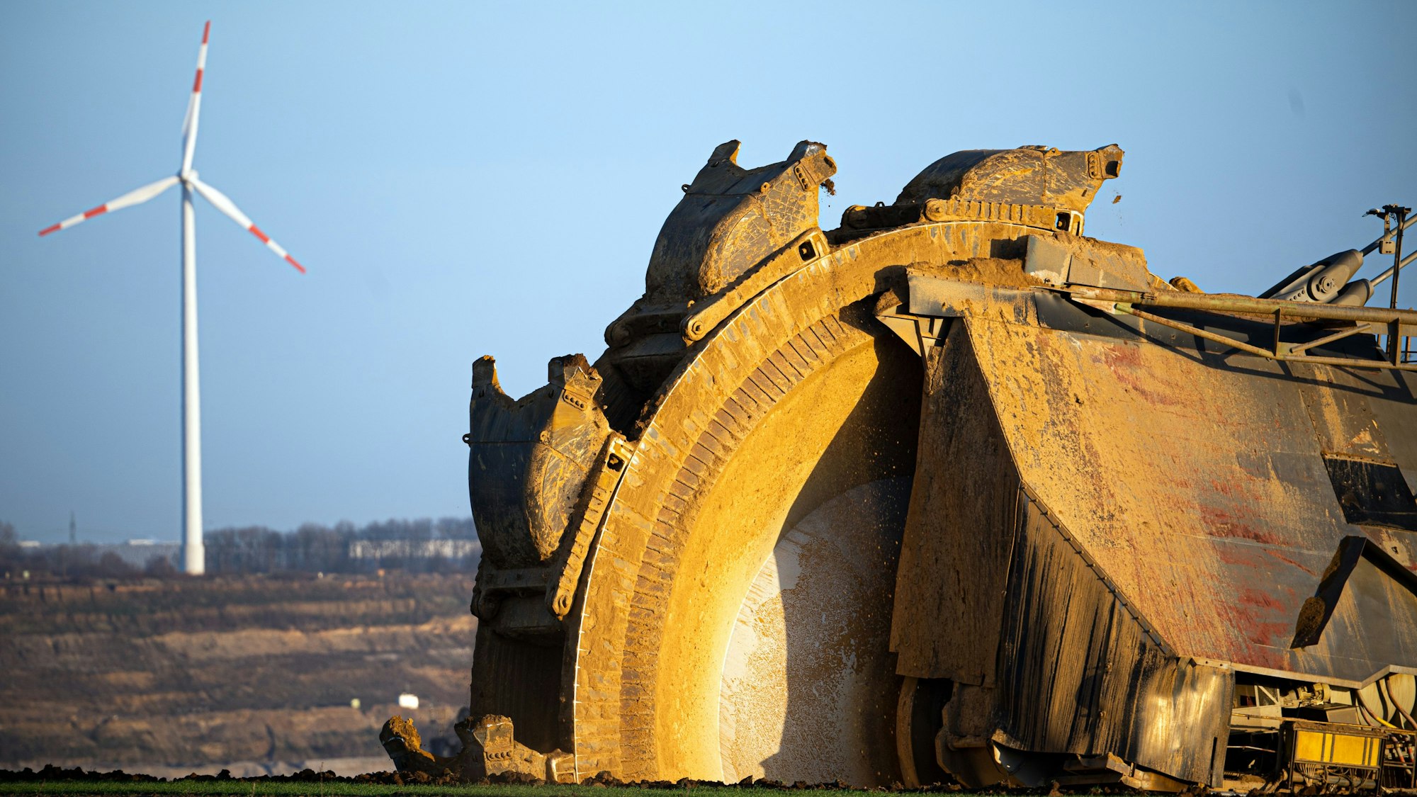 Ein Schaufelradbagger arbeitet im Braunkohletagebau Garzweiler.