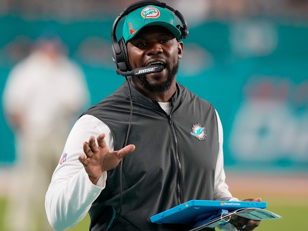 Brian Flores, Trainer der Miami Dolphins, mit Headset.