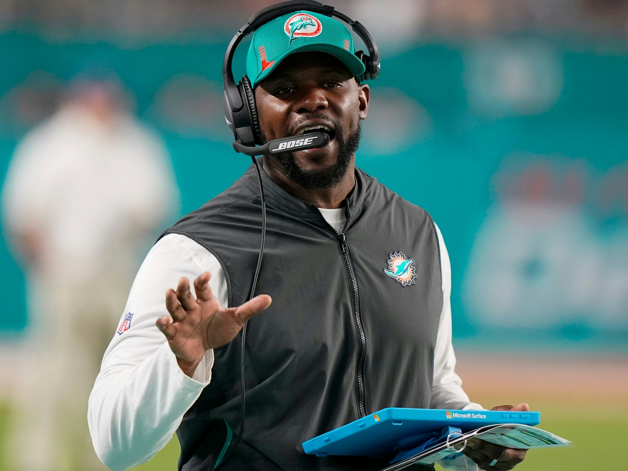 Brian Flores, Trainer der Miami Dolphins, mit Headset.