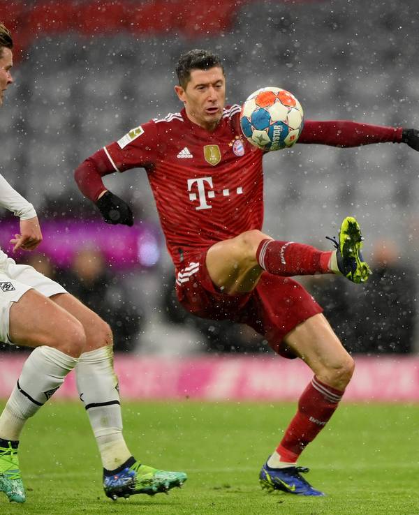 Robert Lewandowski behauptet den Ball gegen Nico Elvedi.