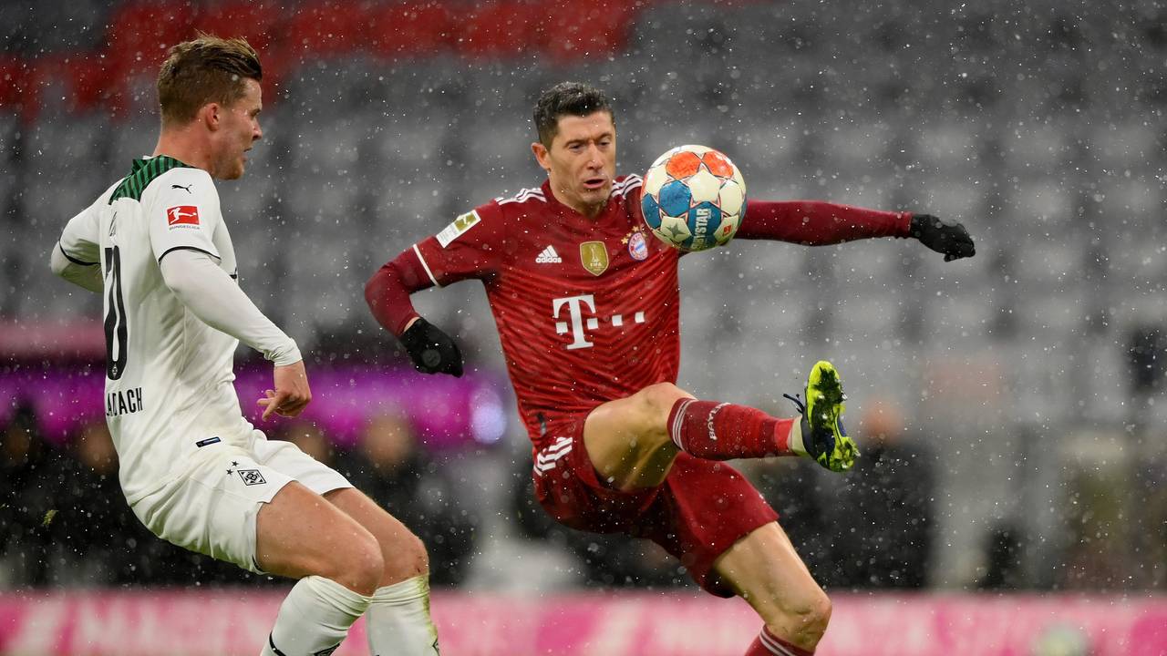 Robert Lewandowski behauptet den Ball gegen Nico Elvedi.