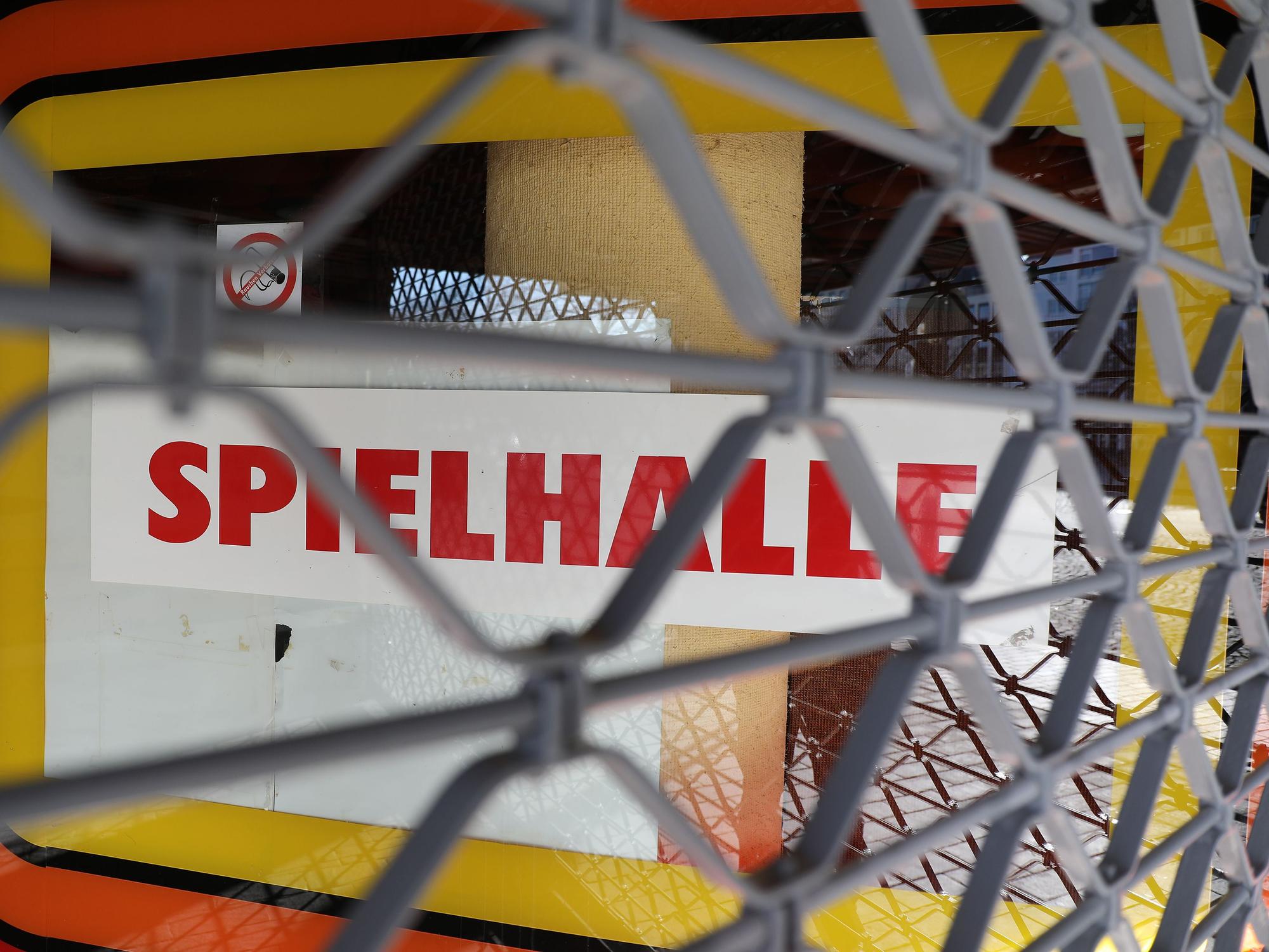 Eine Spielhalle ist geschlossen. Suchtberatungen sehen die coronabedingten wochenlangen Zwangsschließungen von Spielhallen in Deutschland mit Erleichterung.