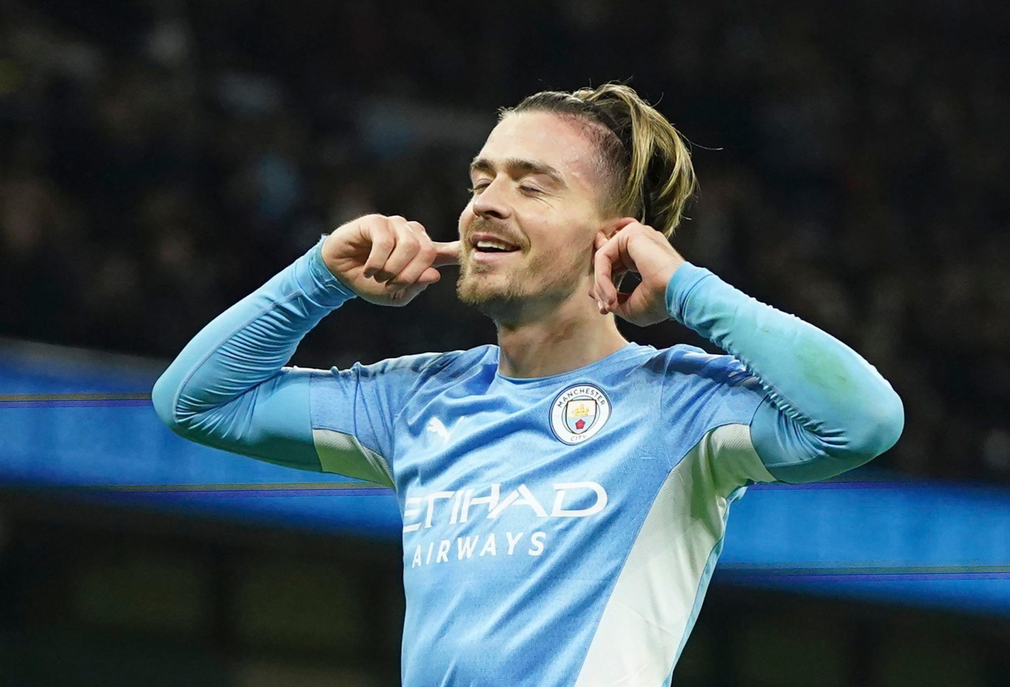 Manchester Citys Jack Grealish hält seine Finger vor die Ohren.