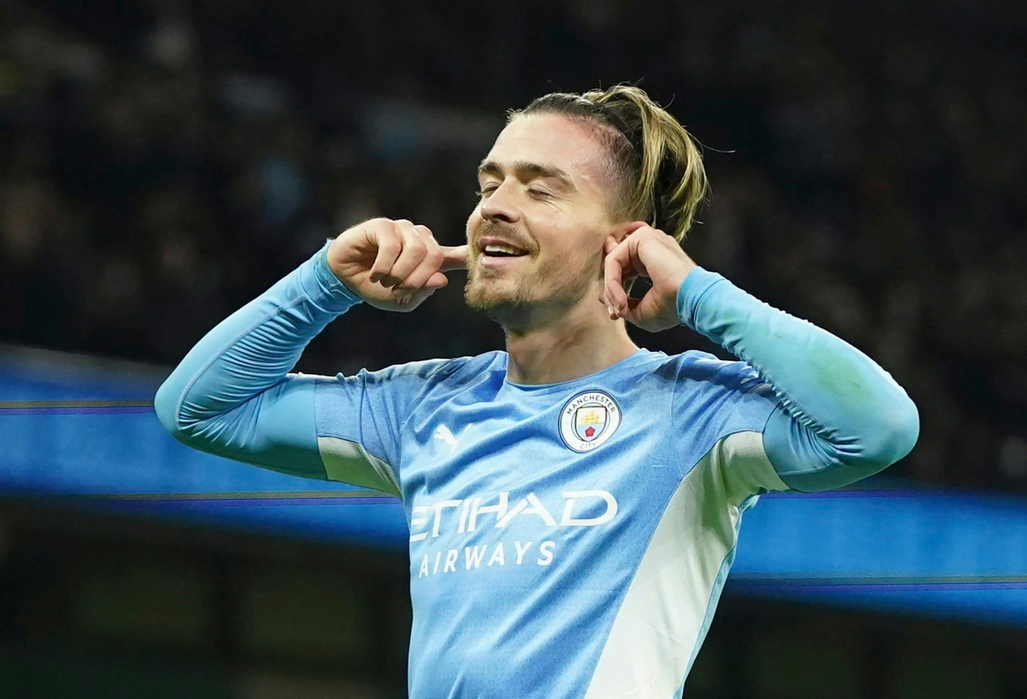 Manchester Citys Jack Grealish hält seine Finger vor die Ohren.