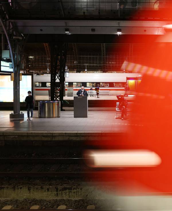 Ein Zug fährt in den Düsseldorfer Hauptbahnhof.