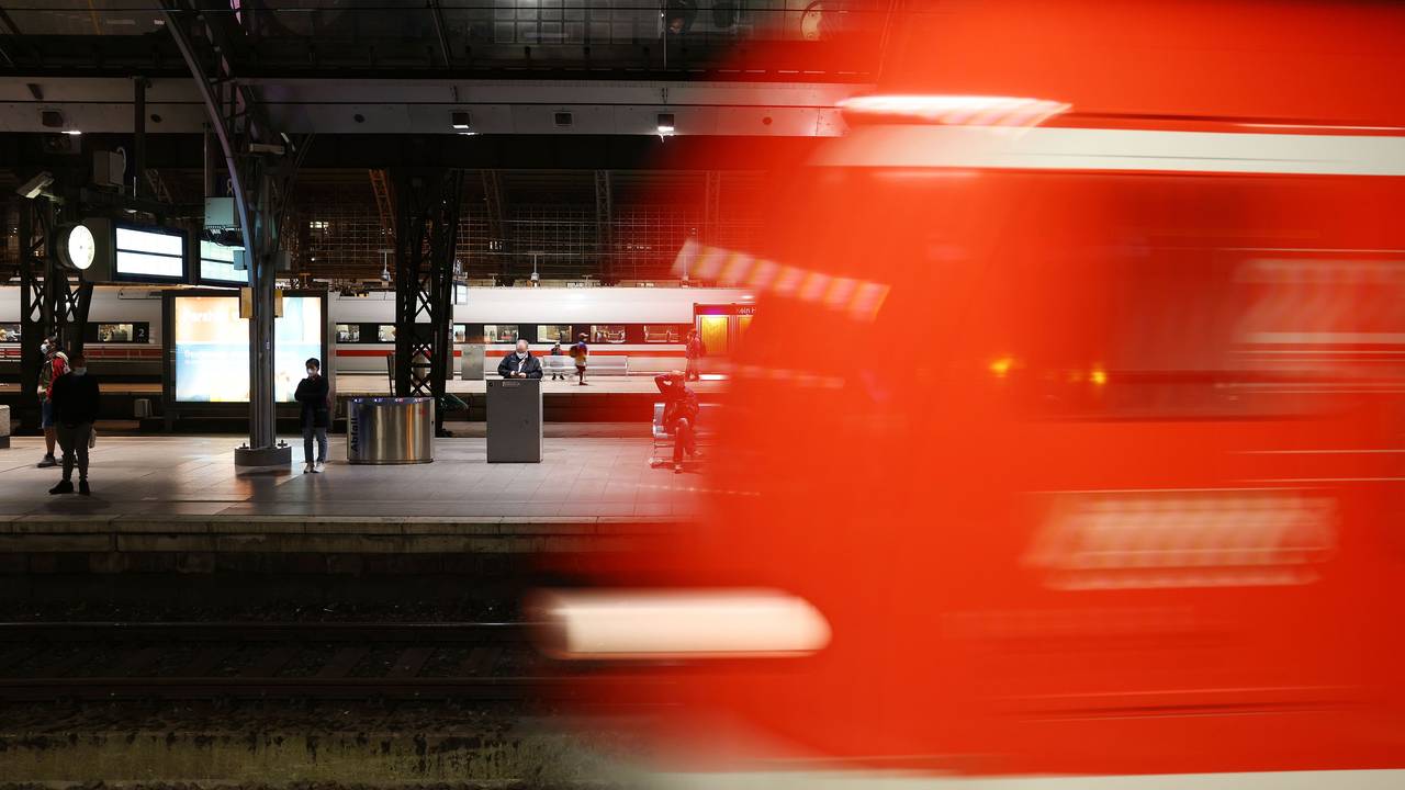 Ein Zug fährt in den Düsseldorfer Hauptbahnhof.