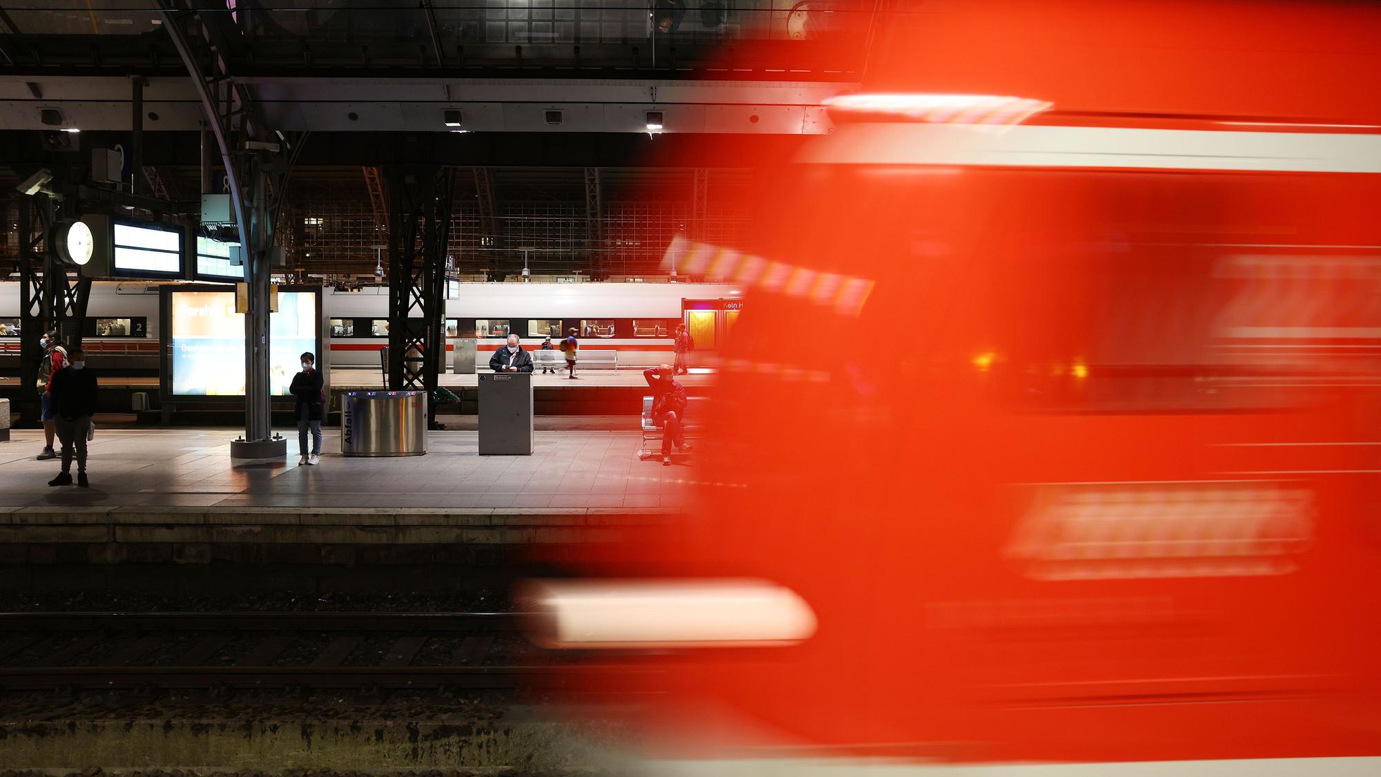 Ein Zug fährt in den Düsseldorfer Hauptbahnhof.