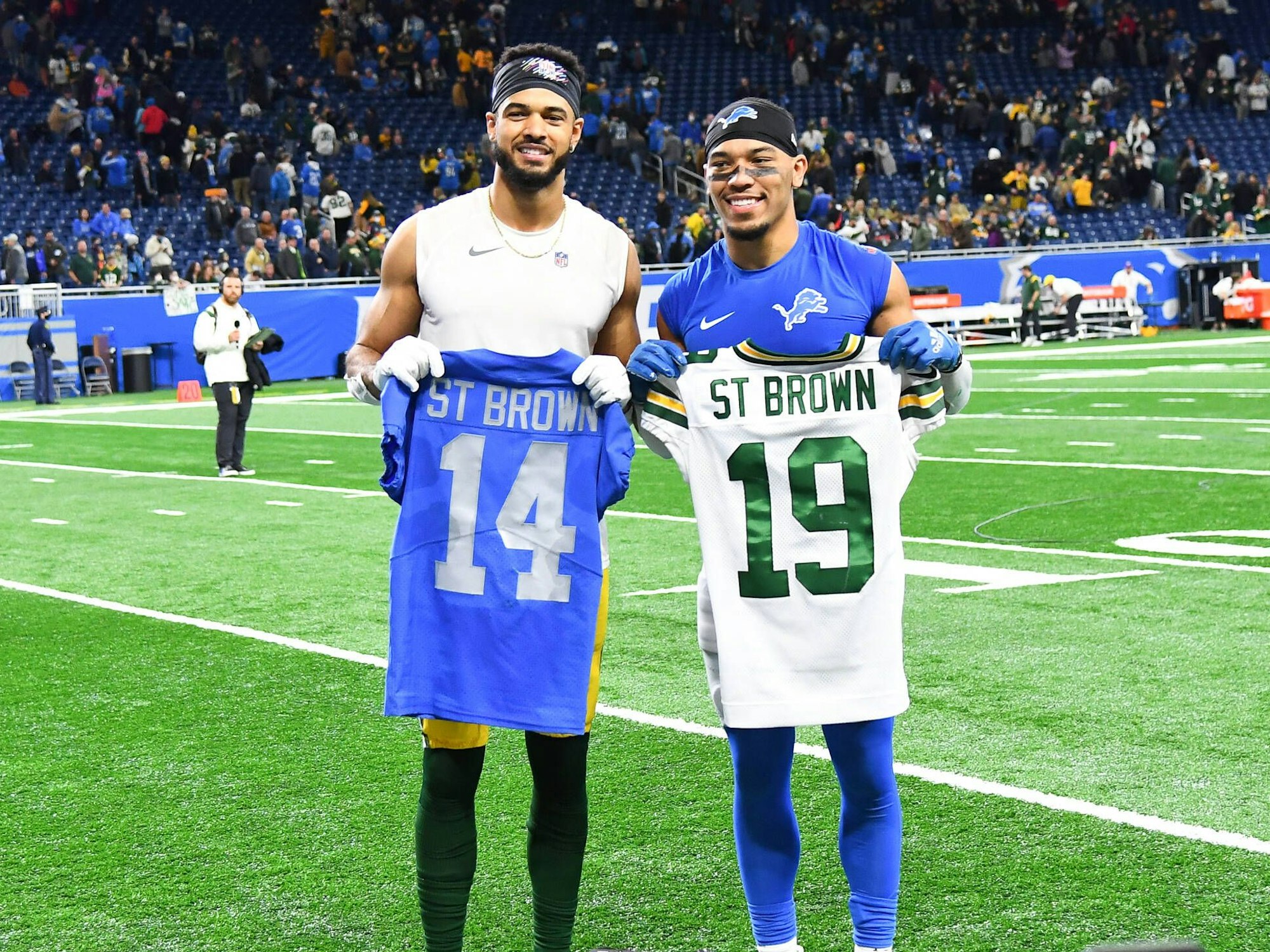 Equanimeous St. Brown hält das Trikot seines jüngeren Bruders mit der Nummer 14, Amon-Ra hält das Trikots seines älteren Bruders mit der Nummer 19.