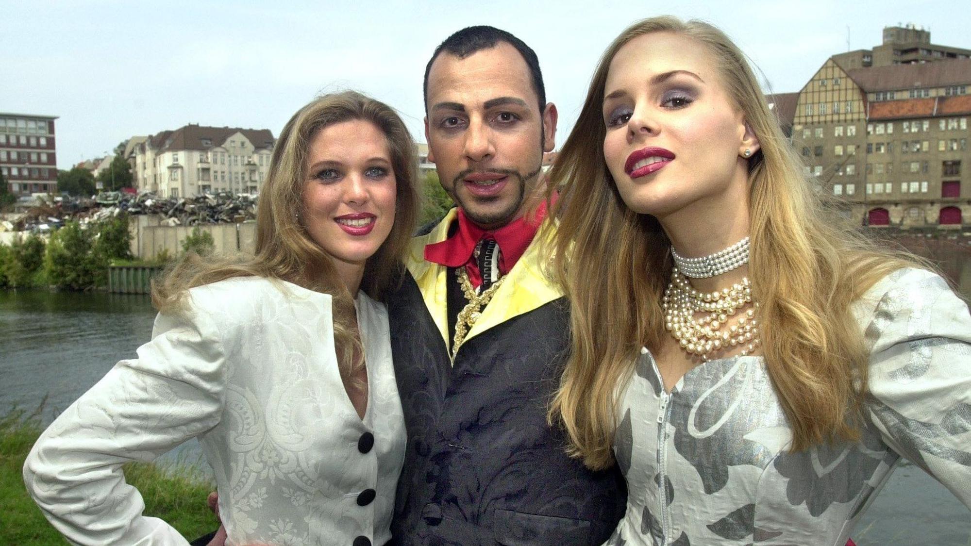 Maja Prinzessin von Hohenzollern, Modemacher Harald Glööckler und Berlins Glamour-Girl Ariane Sommer (v.l.) präsentieren in der Hauptstadt Modelle aus der Kollektion für die Saison Frühjahr/Sommer 2001.