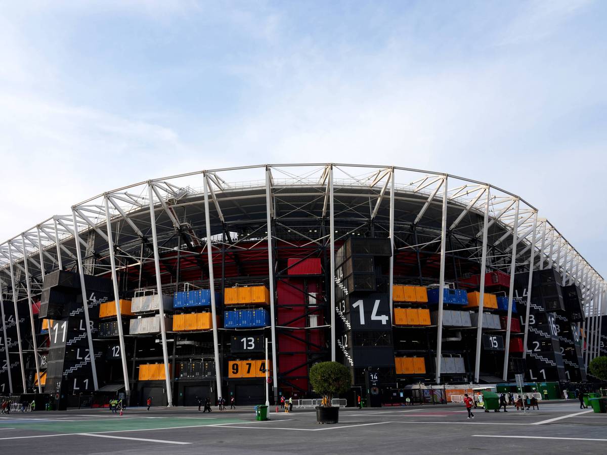 An der Außenwand des Stadion sind überall Container zu sehen.