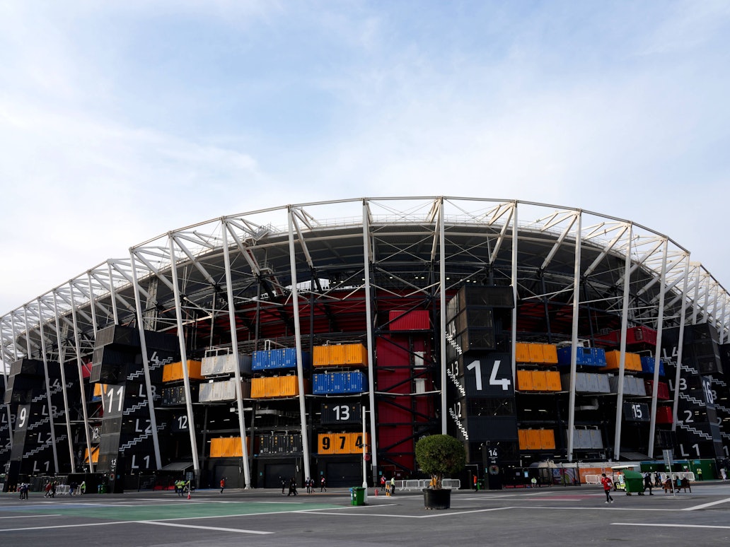 An der Außenwand des Stadion sind überall Container zu sehen.