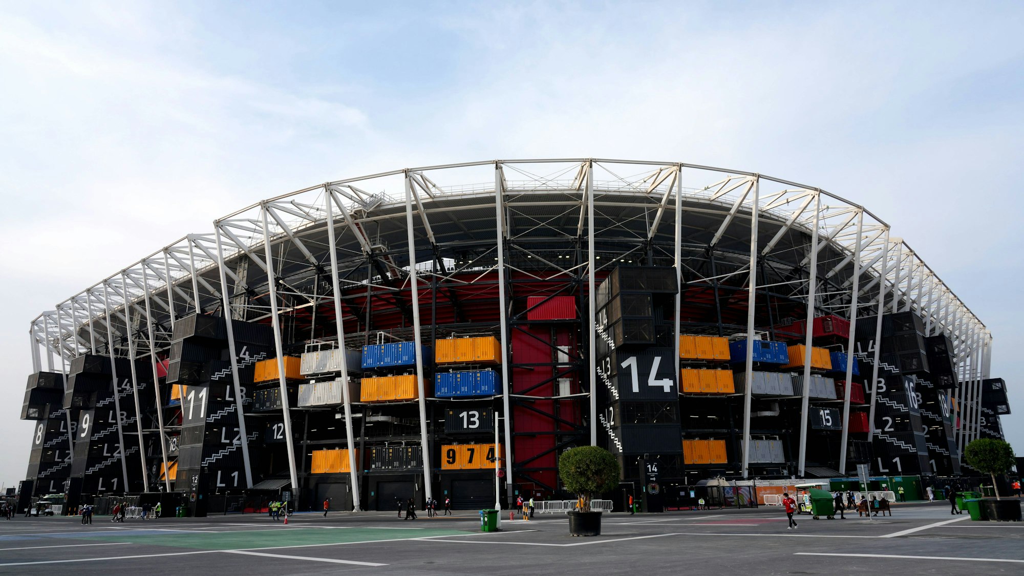 An der Außenwand des Stadion sind überall Container zu sehen.