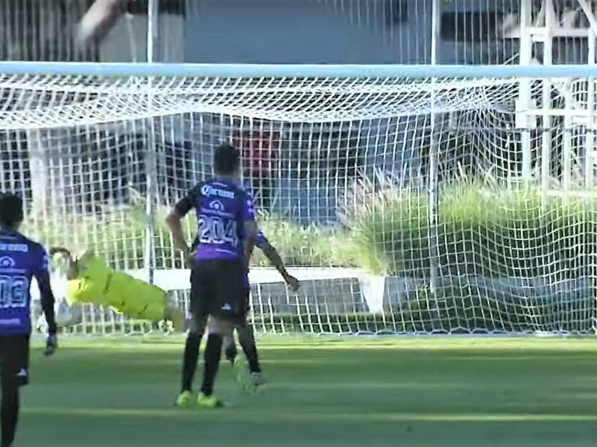 Die U20 von Deportivo Guadalajara verschießt einen Elfmeter.