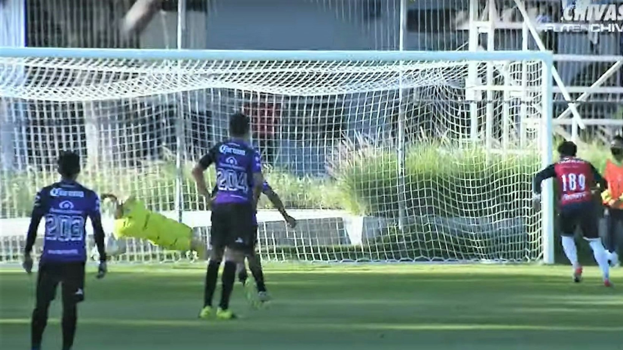 Die U20 von Deportivo Guadalajara verschießt einen Elfmeter.