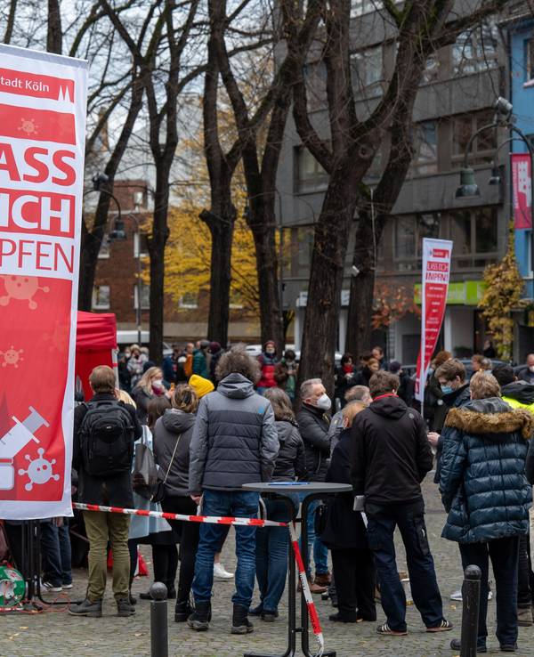 Köln: Menschenschlange bei einer Impfaktion auf dem Severinskirchplatz. Viele Menschen möchten eine Booster-Impfung bekommen.