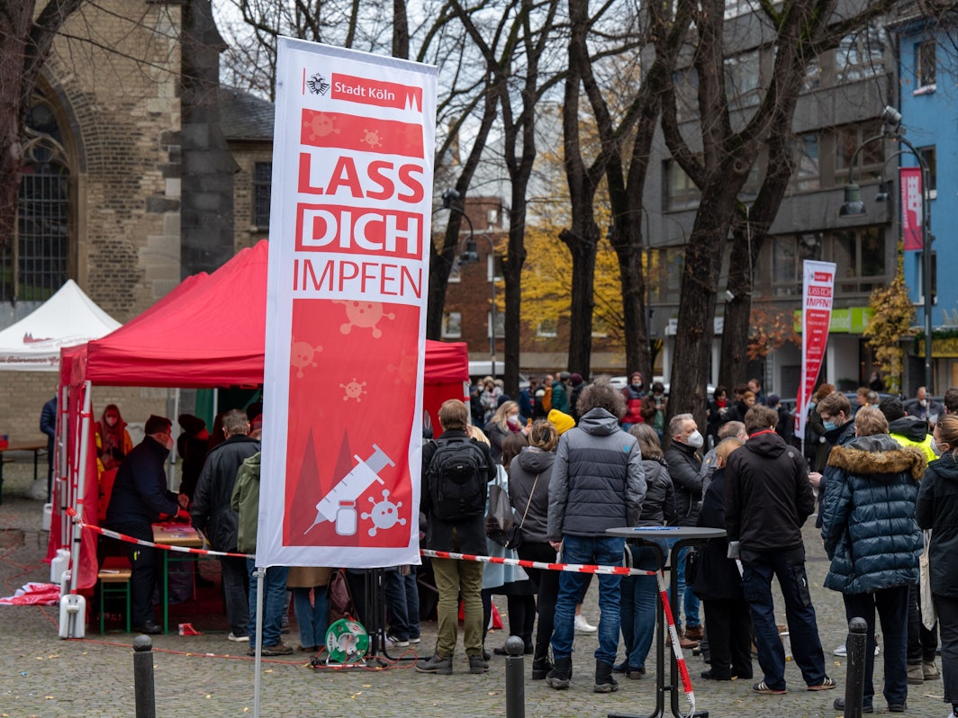 Köln: Menschenschlange bei einer Impfaktion auf dem Severinskirchplatz. Viele Menschen möchten eine Booster-Impfung bekommen.