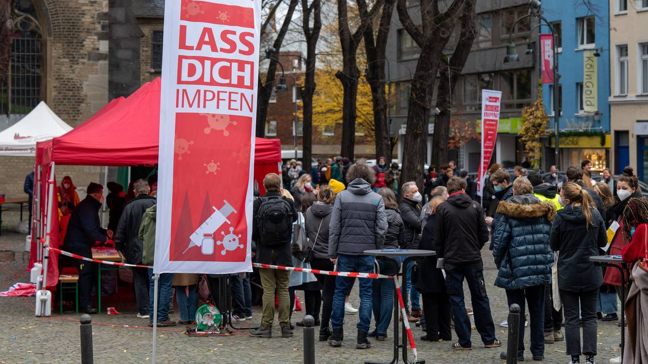 Köln: Menschenschlange bei einer Impfaktion auf dem Severinskirchplatz. Viele Menschen möchten eine Booster-Impfung bekommen.