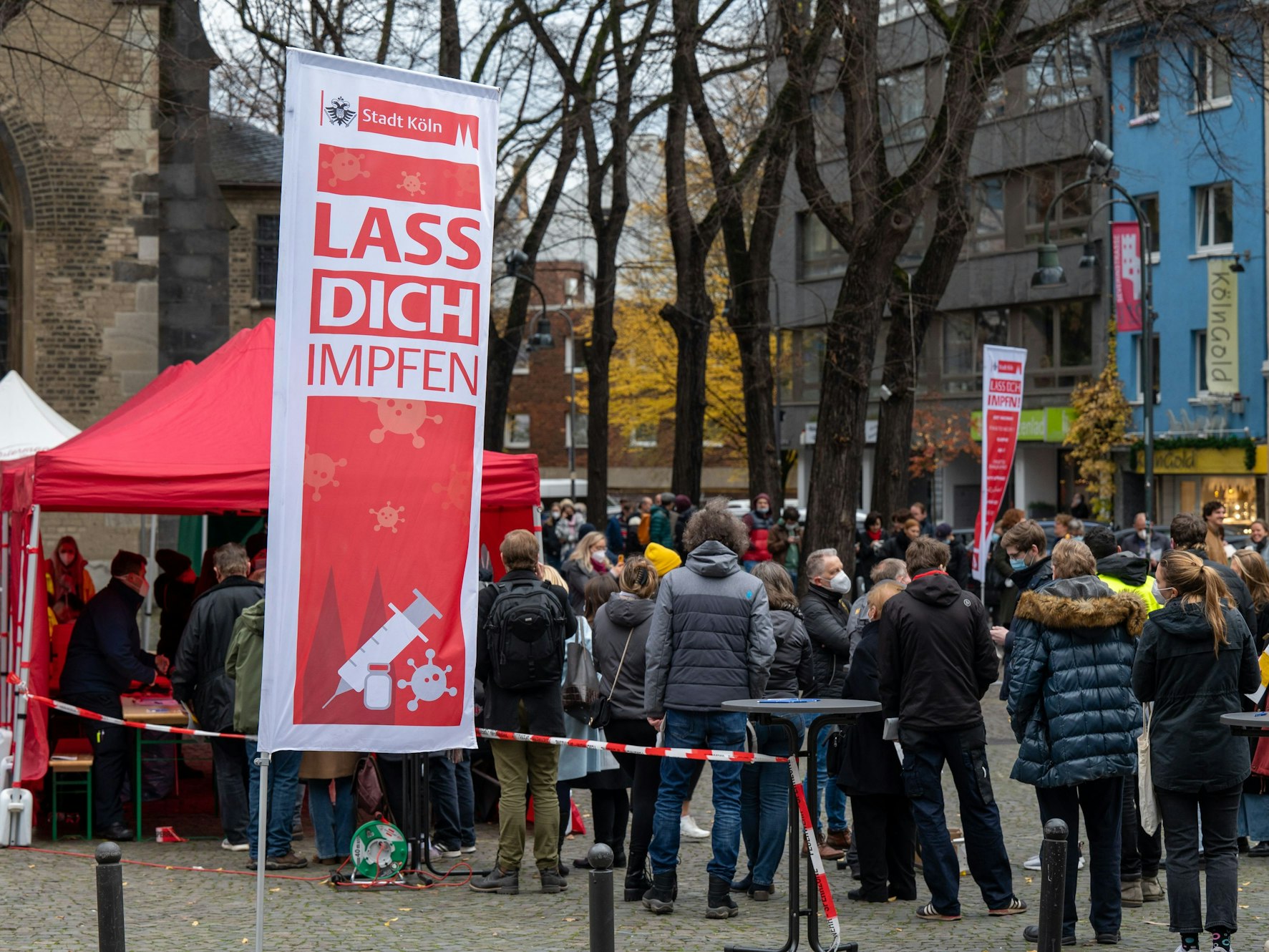 Köln:  Menschenschlange bei einer Impfaktion auf dem Severinskirchplatz. Viele Menschen möchten eine Booster-Impfung bekommen.