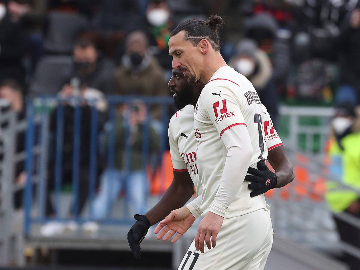 Zlatan Ibrahimovic trifft gegen Venedig und feiert.