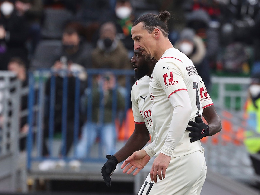 Zlatan Ibrahimovic trifft gegen Venedig und feiert.