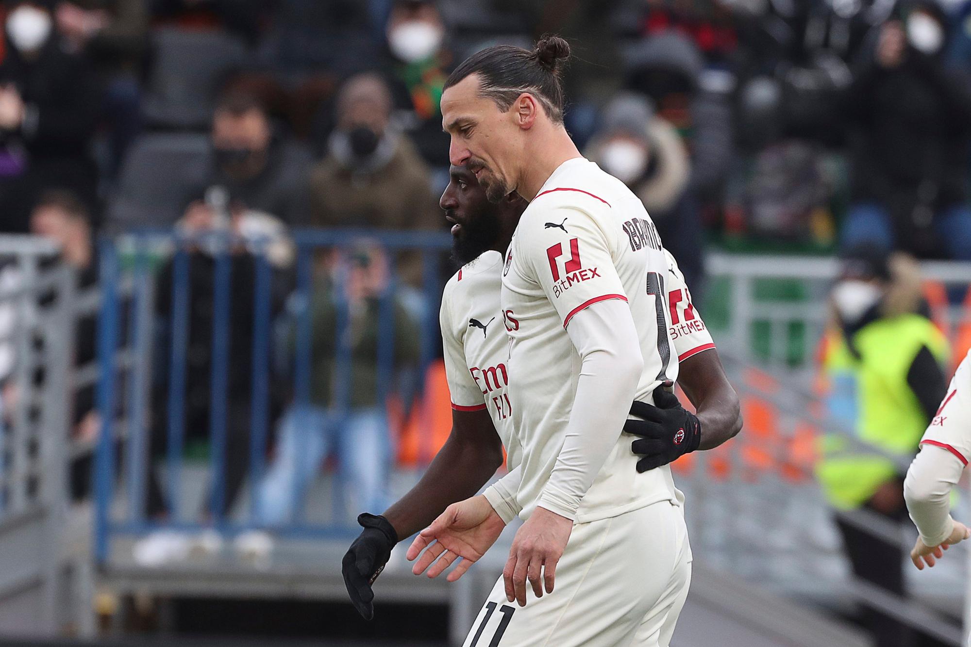 Zlatan Ibrahimovic trifft gegen Venedig und feiert.