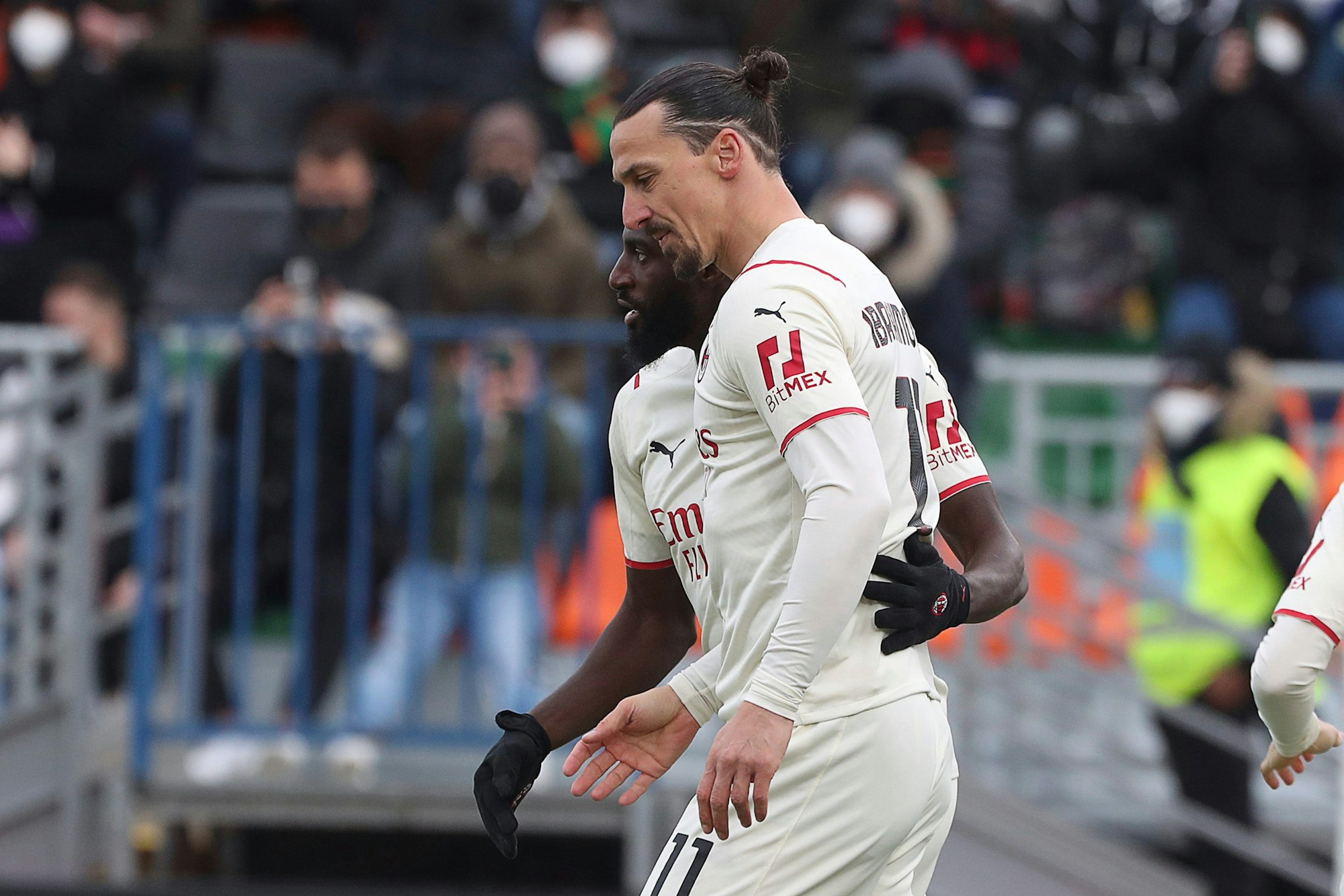 Zlatan Ibrahimovic trifft gegen Venedig und feiert.