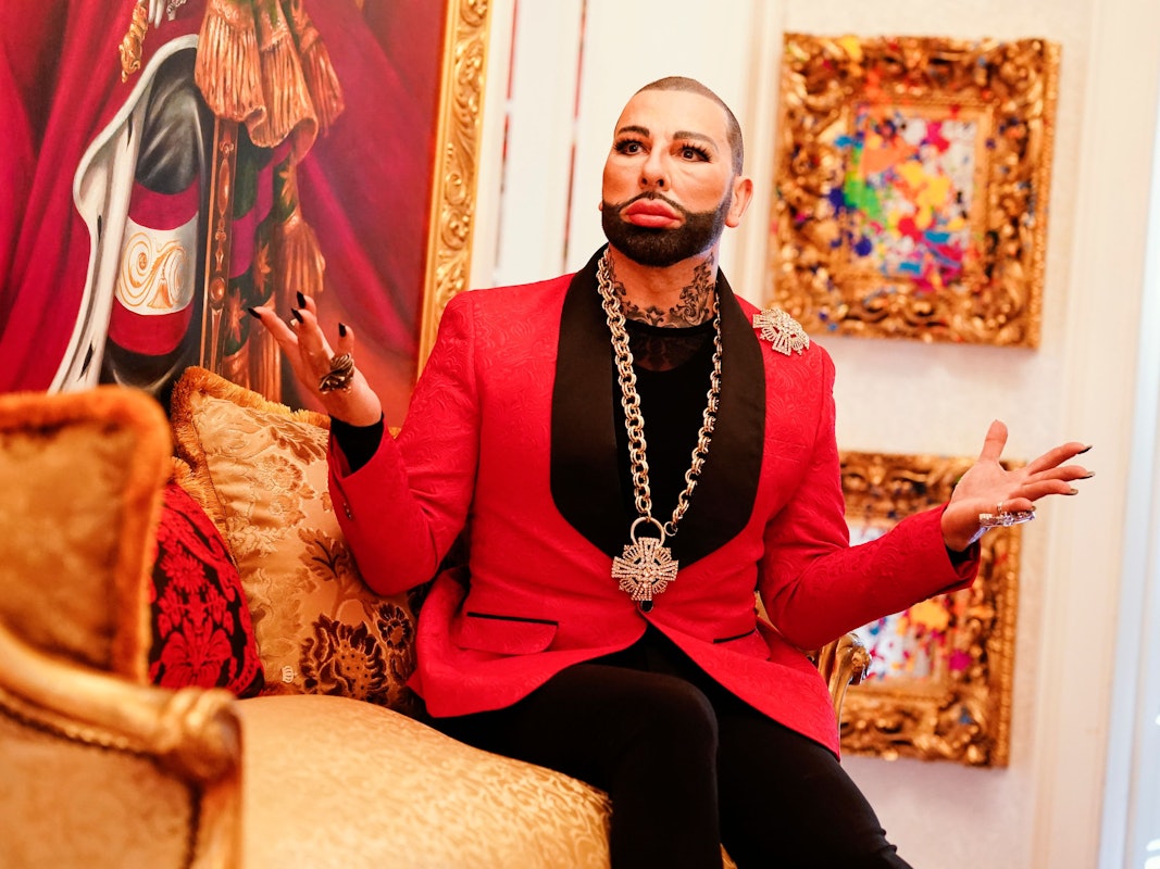 Harald Glööckler sitzt in einem Raum seines Hauses.