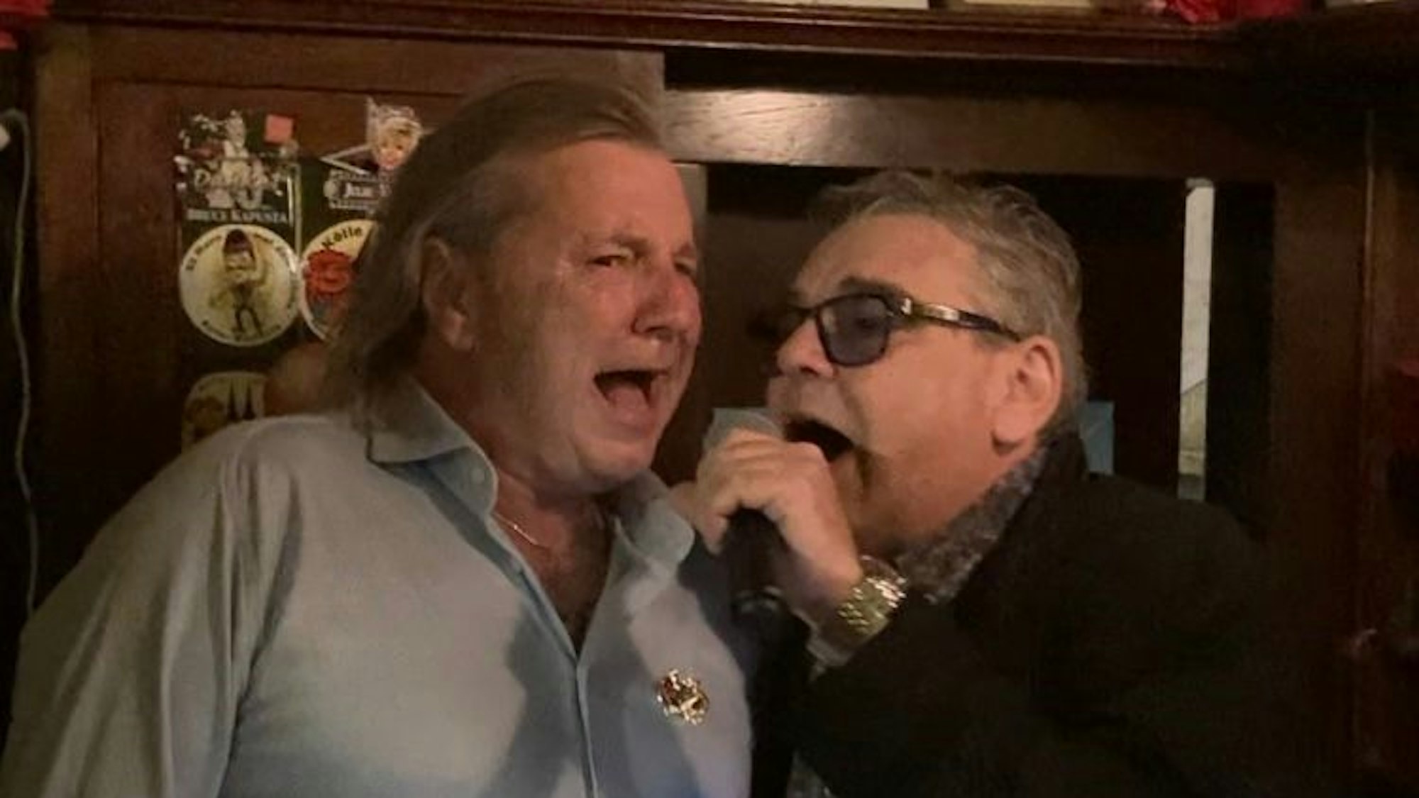 Bubi (l.) und Micky Brühl im Hähche in Köln am Samstag (8. Januar).