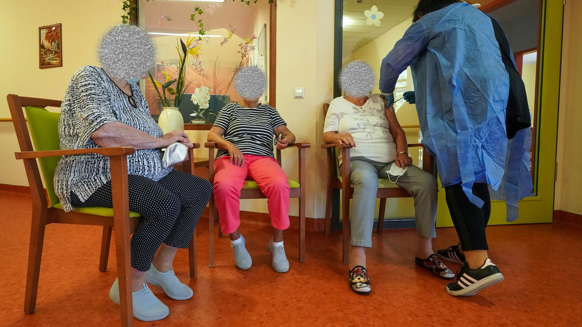 Corona-Ausbruch in Baden-Württemberg: Bewohner und Bewohnerinnen eines Seniorenheims sind nach einen großen Virus-Ausbruch im Januar 2022 gestorben. Unser Archivbild zeigt ein Altersheim in Sachsen-Anhalt im Jahr 2021.