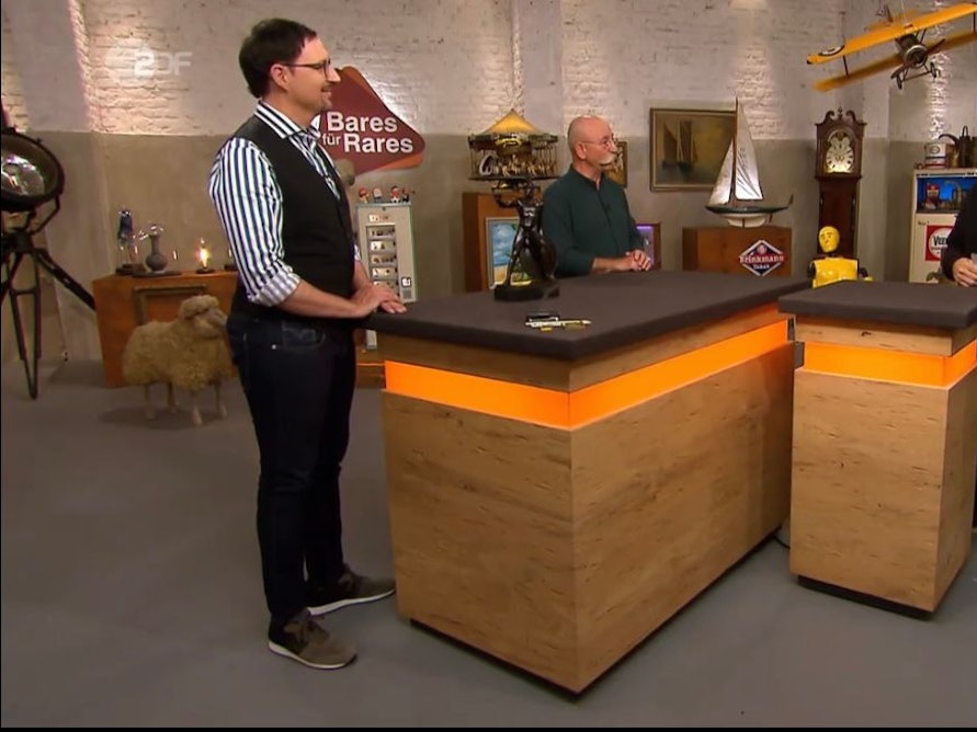 Horst Lichter und Experte Colmar Schulte-Goltz haben in der Bares für Rares Folge von Montag (10. Januar) gute Nachrichten für das Ehepaar Hildenhagen.