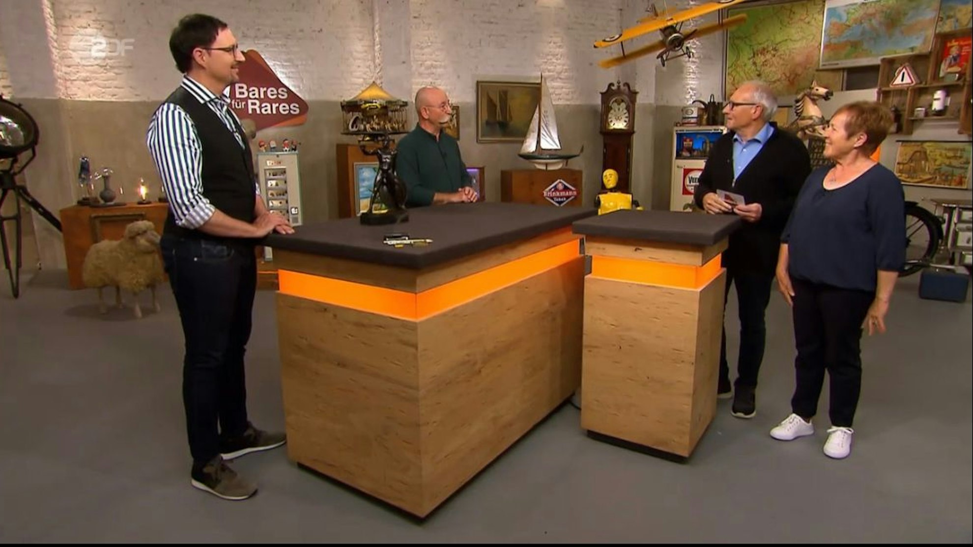 Horst Lichter und Experte Colmar Schulte-Goltz haben in der Bares für Rares Folge von Montag (10. Januar) gute Nachrichten für das Ehepaar Hildenhagen.