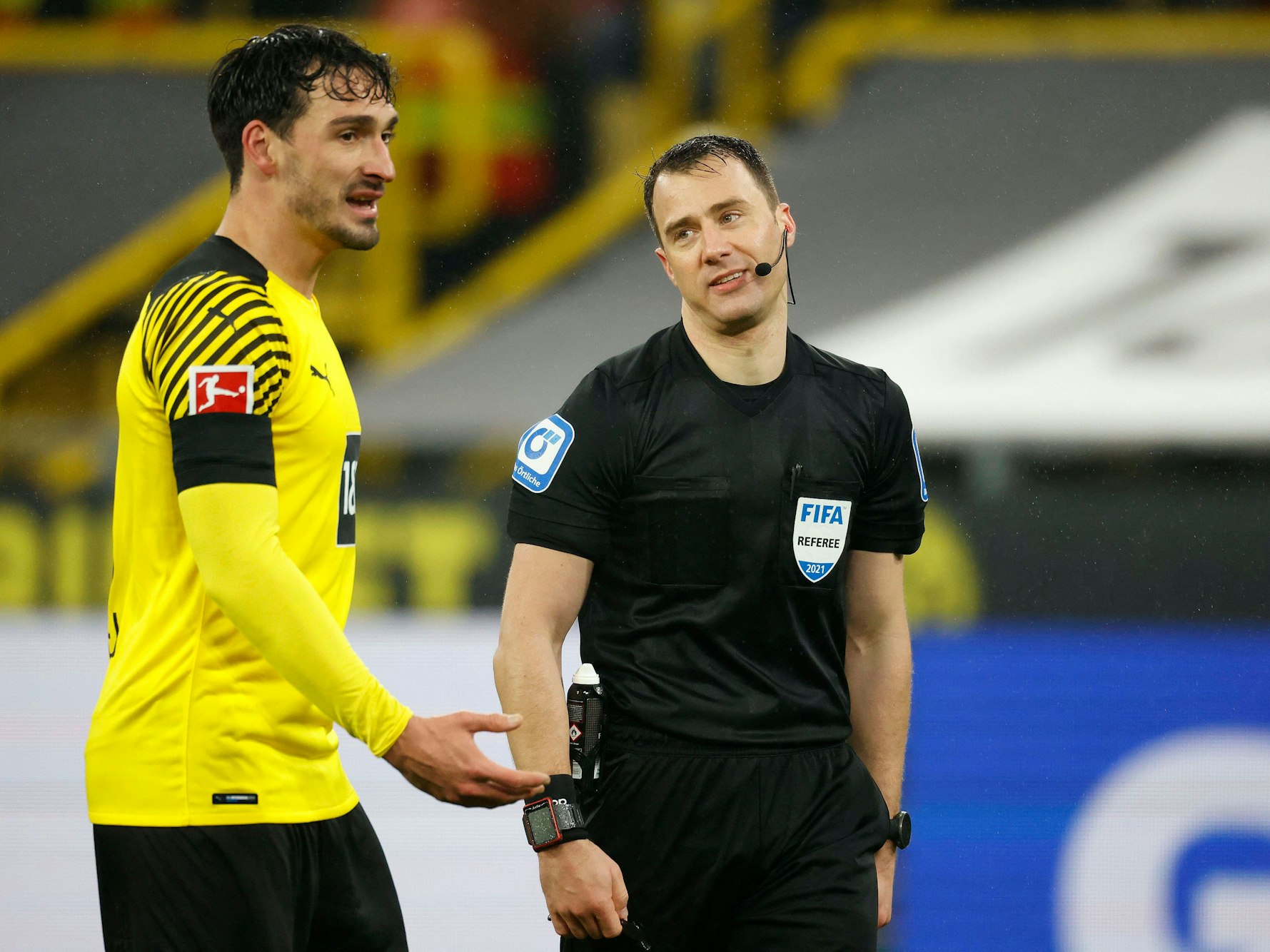 Felix Zwayer hat sich eine strittige Szene am Monitor angeschaut und auf ein Handspiel im Strafraum von Mats Hummels entschieden.