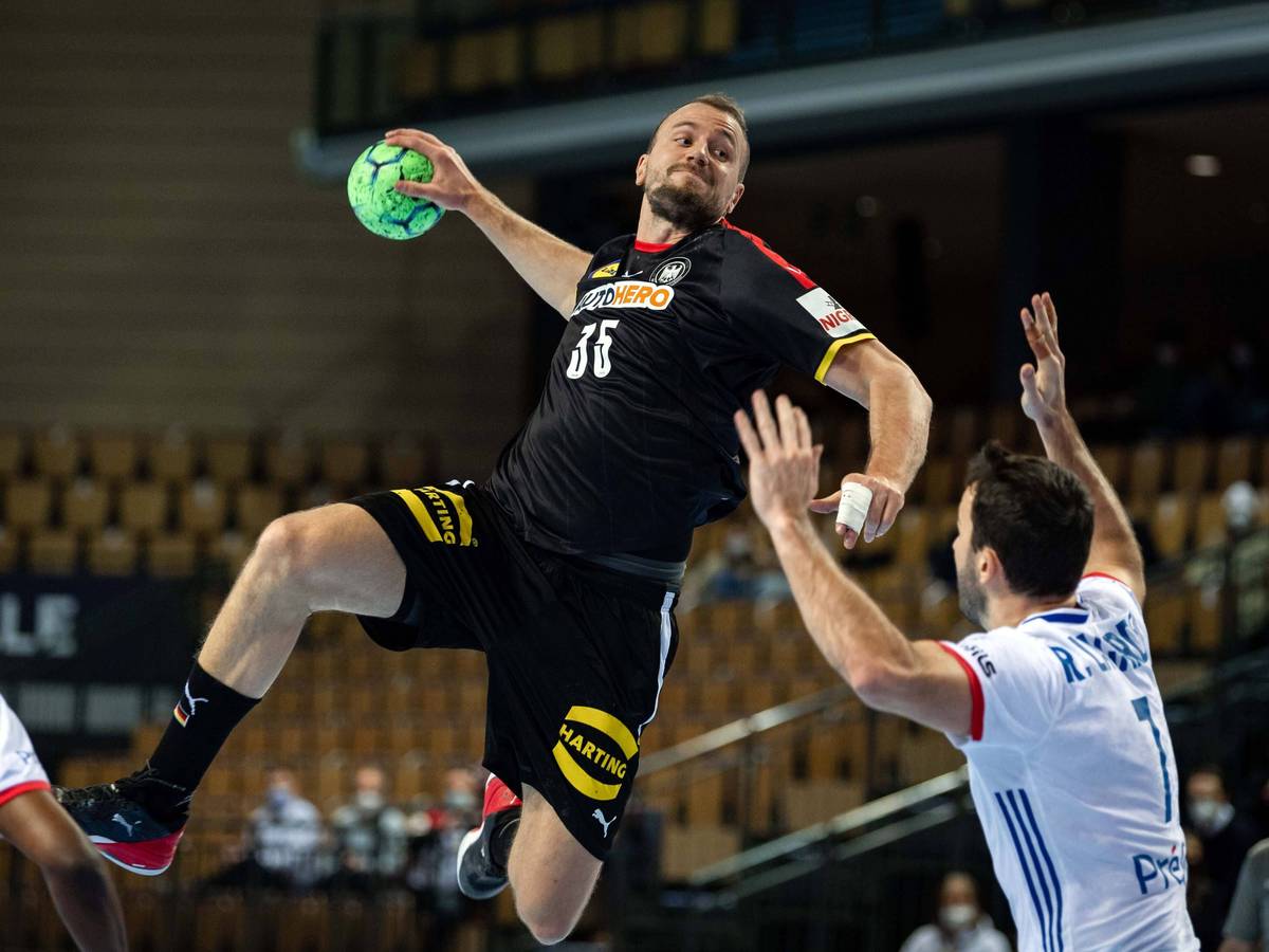 Julius Kühn springt und will den Ball in Richtung des Tores der Franzosen werfen.