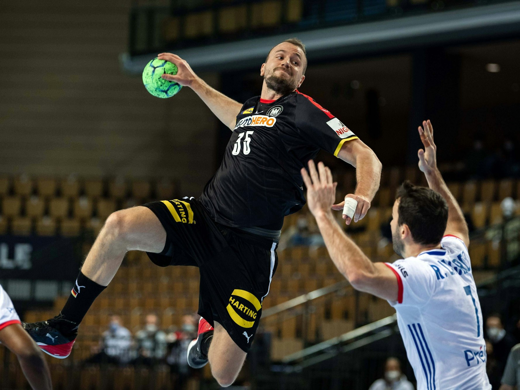 Julius Kühn springt und will den Ball in Richtung des Tores der Franzosen werfen.