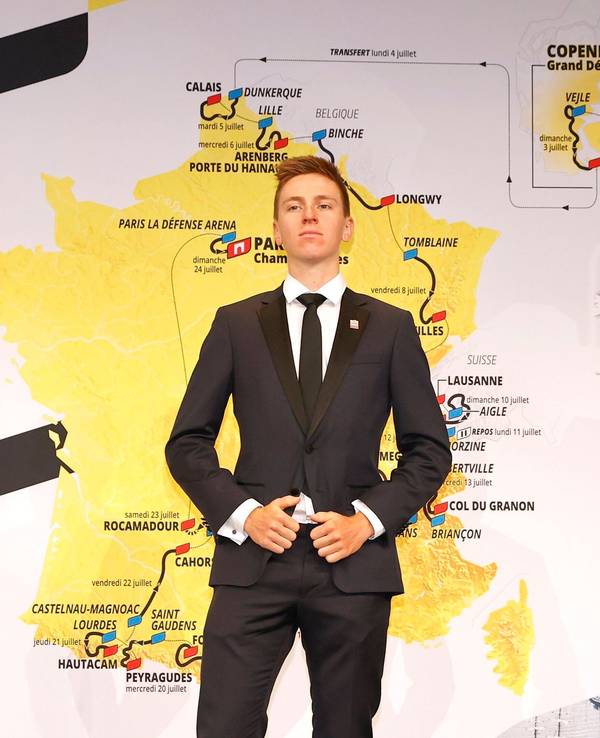 Tadej Pogacar vor einem Plakat mit der neuen Route der Tour de France 2022 in Paris.