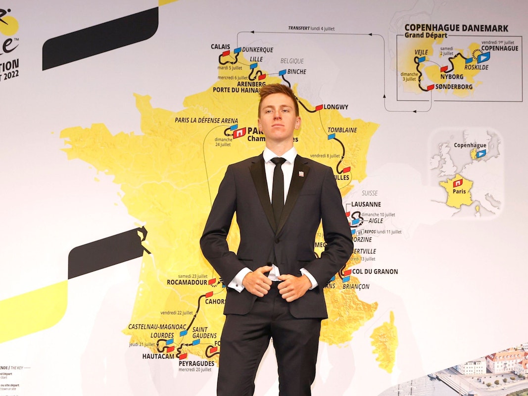 Tadej Pogacar vor einem Plakat mit der neuen Route der Tour de France 2022 in Paris.