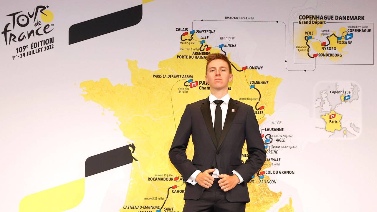 Tadej Pogacar vor einem Plakat mit der neuen Route der Tour de France 2022 in Paris.