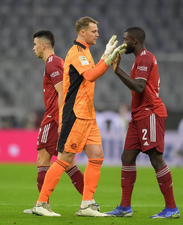 Manuel Neuer klatscht mit Dayot Upamecano ab.