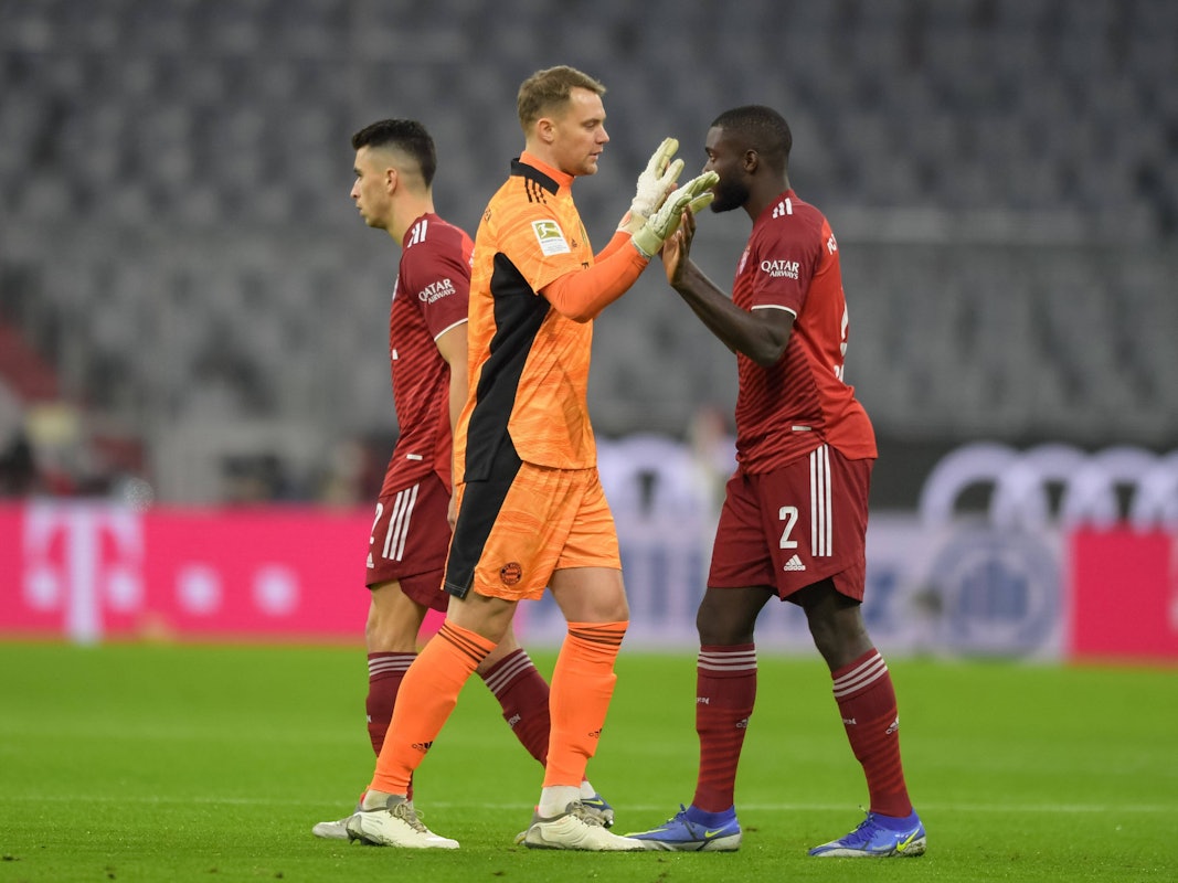 Manuel Neuer klatscht mit Dayot Upamecano ab.